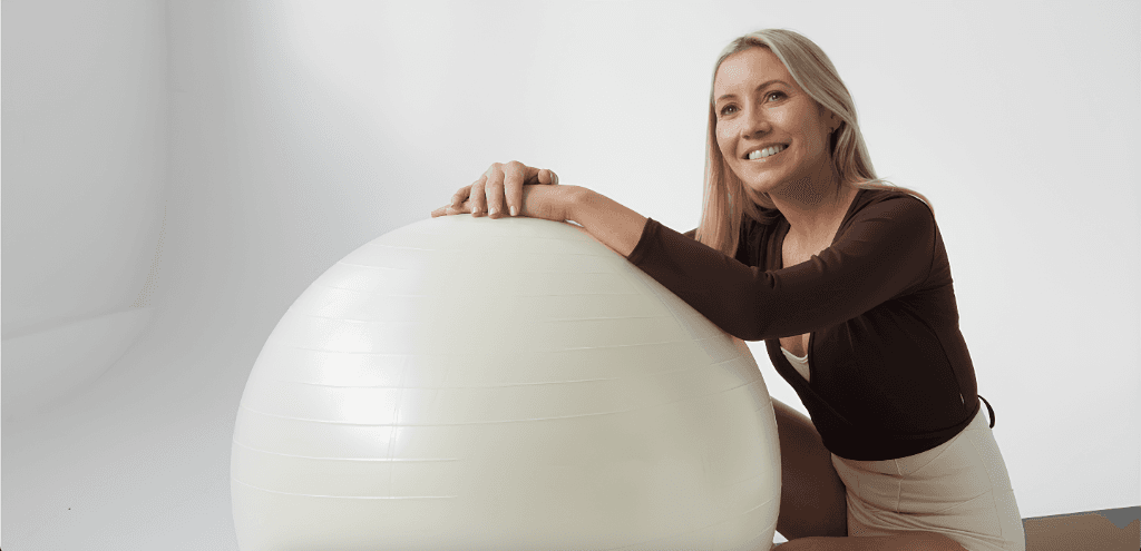 instructora de pilates con pelota